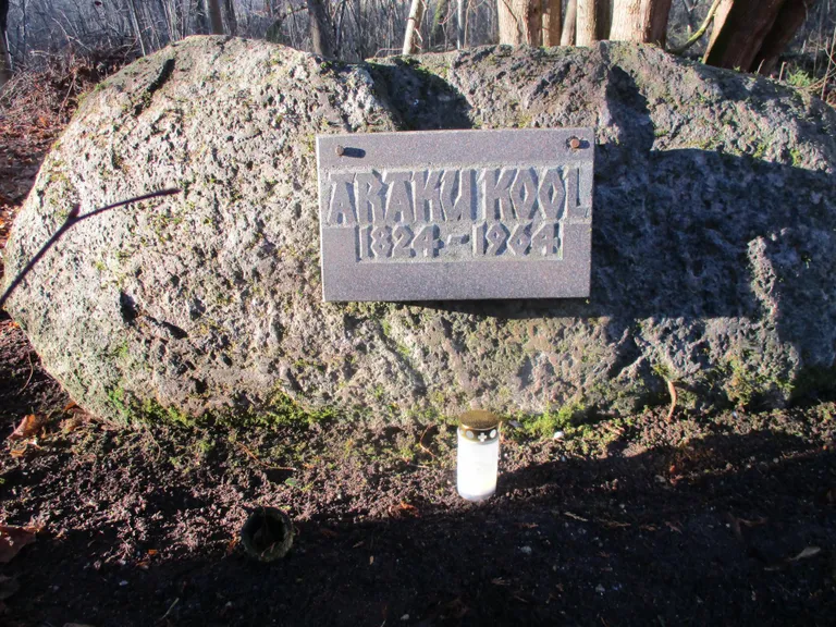 Mälestuskivi Araku kooli asukohas