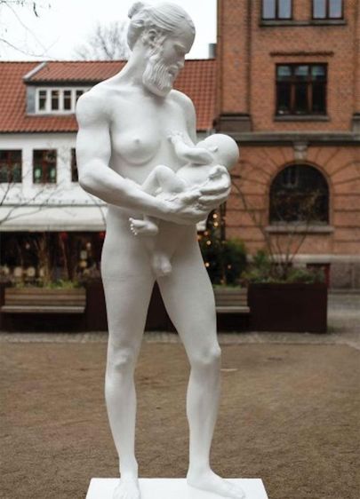 2021 loodud kuju  paigutati äsja Taanis Aarhusis asuva Soolise Võrdõiguslikkuse muuseumi (KØN) ette, muuseumi nimetati varem Naiste Muuseumiks (Kvindemuseet).