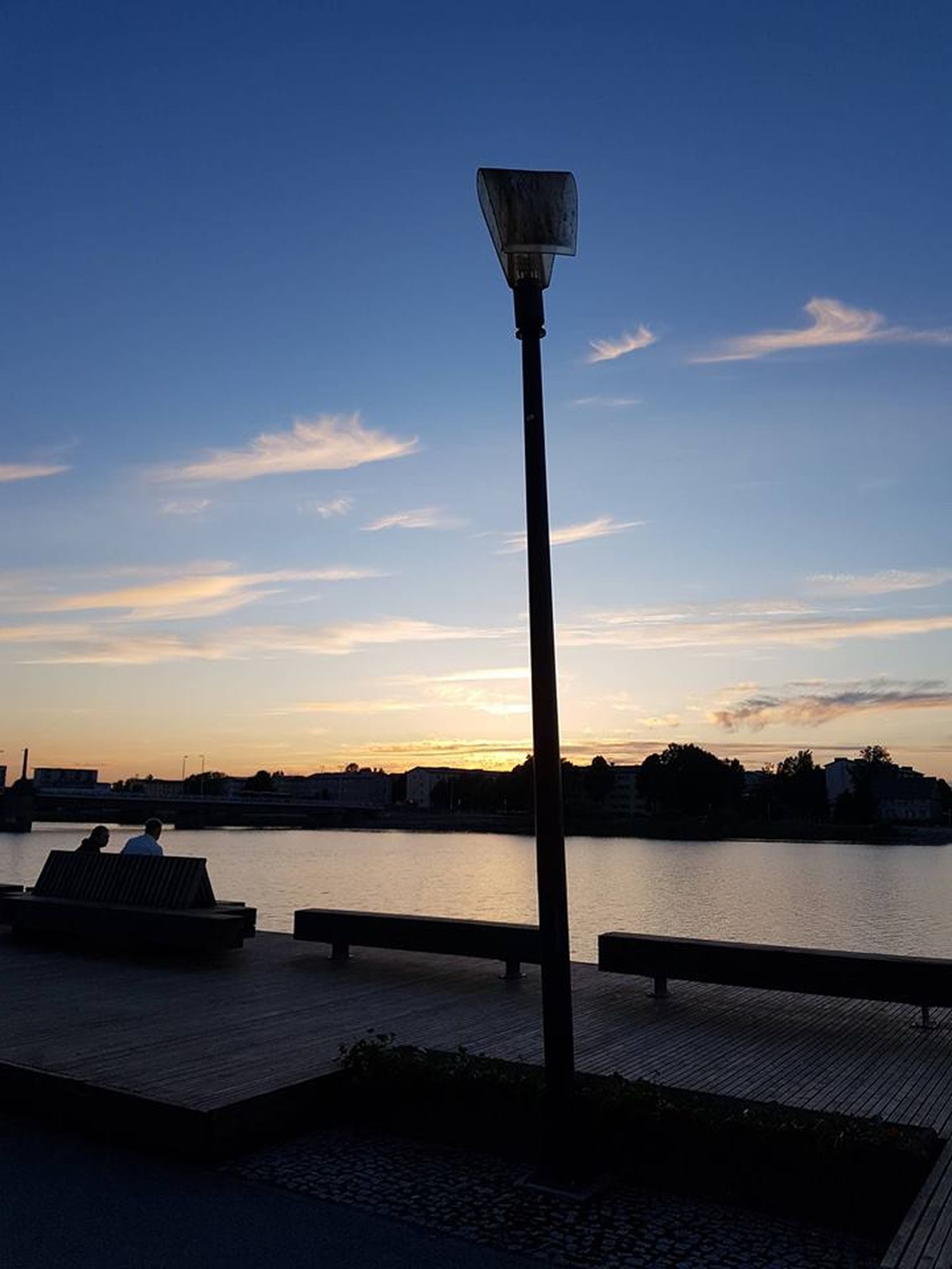 Pärnu jõe kallastel lookleva Jüri Jaansoni nime kandva terviseraja äärde paigaldatud aerukujulised valgustid on längu vajunud.