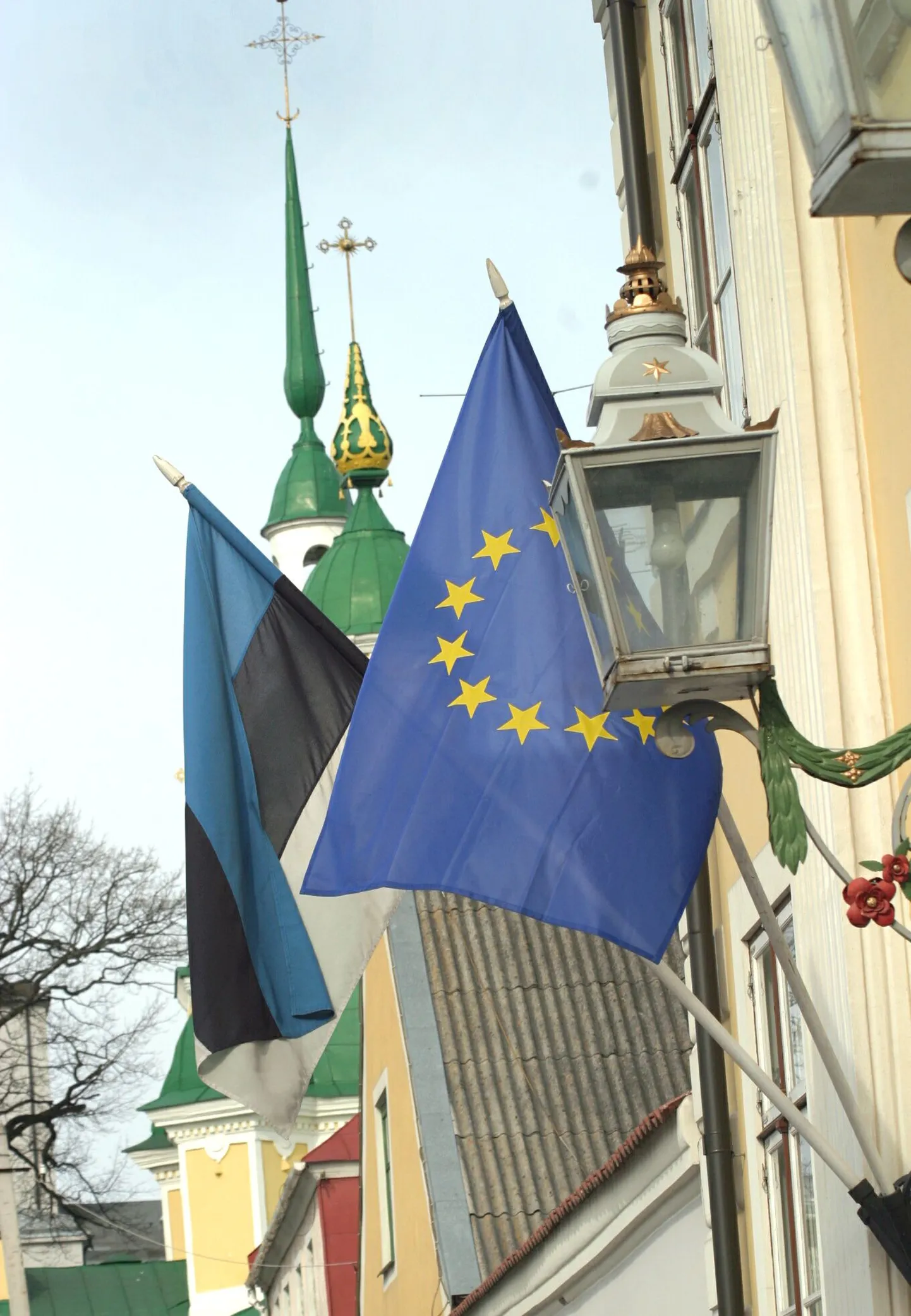 Флаги Евросоюза и Эстонии.
