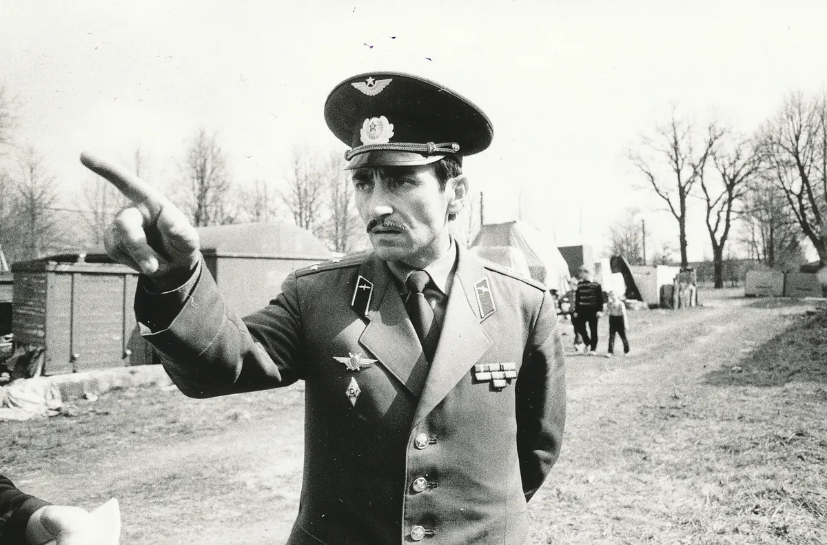 Полковник авиации Джохар Дудаев на мысе Раади, 1990 год