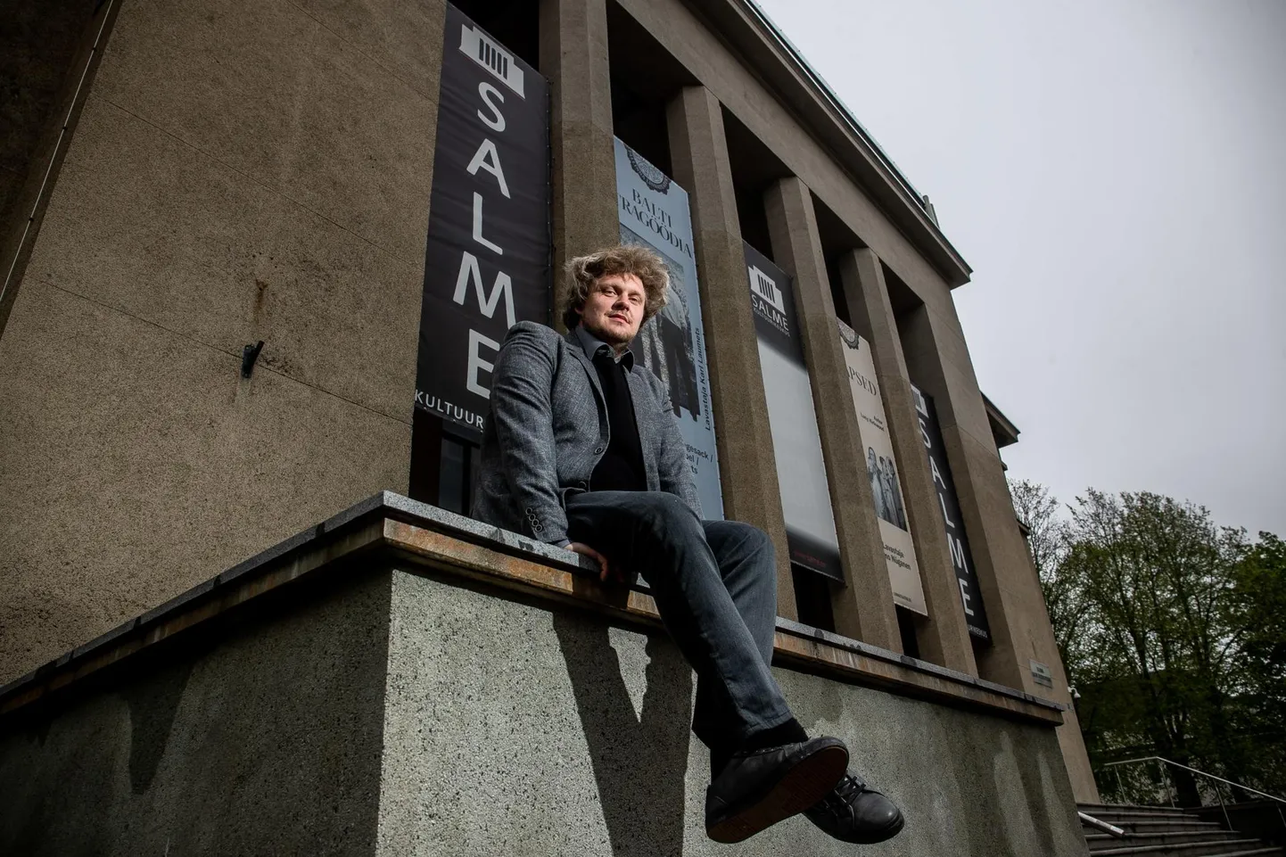 Uku Uusberg ütleb, et teda inspireerib võimalus alustada tööd Tallinna Linnateatri inimestega. Järgmisel kahel aastal on teatri koduks Salme kultuurikeskus, sest vanalinnas ehitatakse Tallinna Linnateatrile uut suurt saali.               