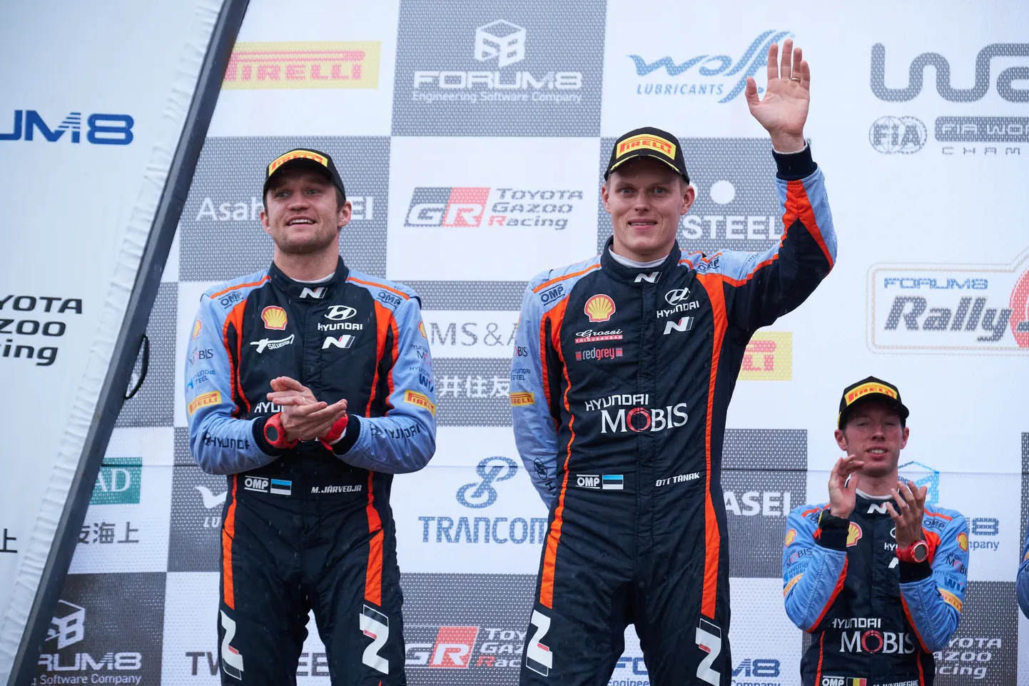 Ott Tänak ja Martin Järveoja Jaapani ralli poodiumi teisel astmel.