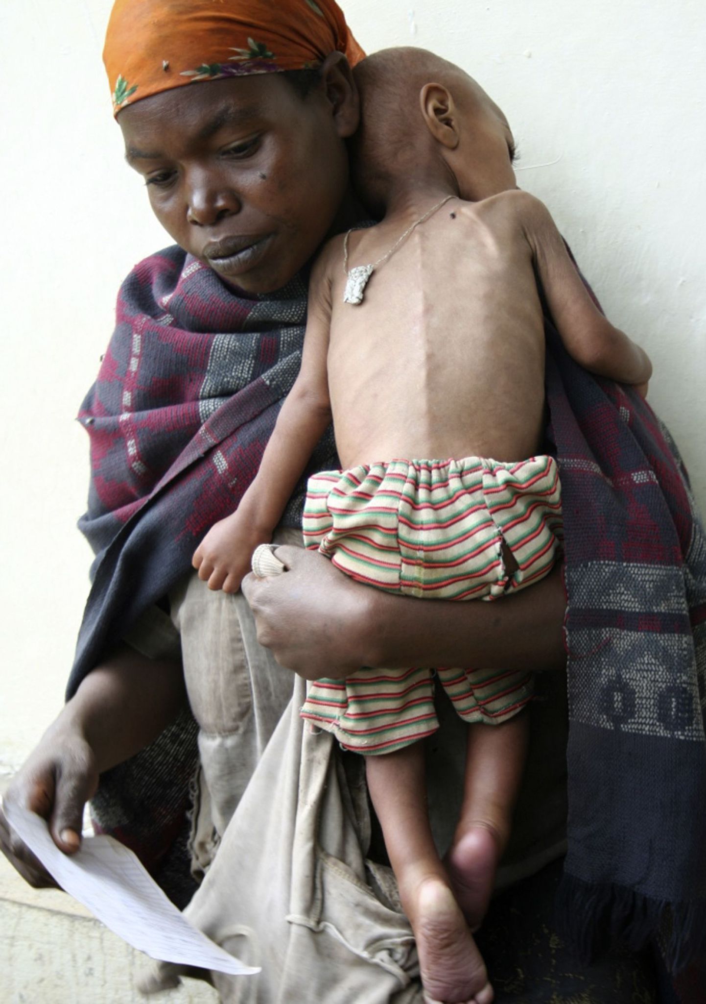 Etioopia ema koos oma alatoidetud lapsega. Üle poole miljardi inimese peab päevas toime tulema alla kahe dollariga