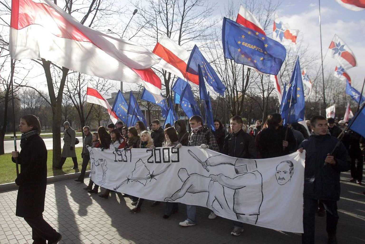 Valgevene opositsiooni korraldatud meeleavaldus Minskis möödunud aasta novembris mälestamaks erinevate aegade poliitiliste repressioonide ohvreid.