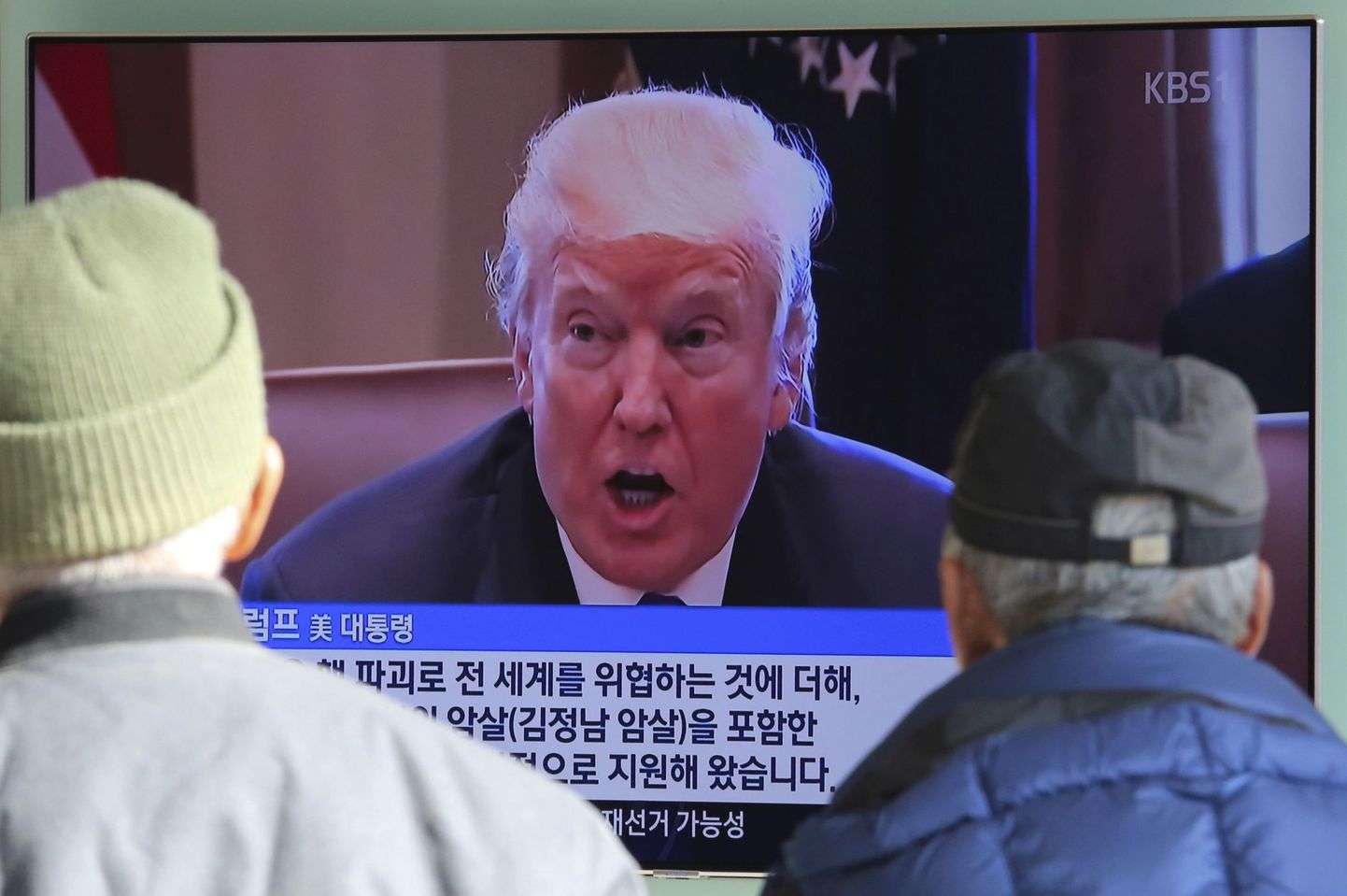 Lõunakorealased Trumpi esmaspäevast teadaannet jälgimas.