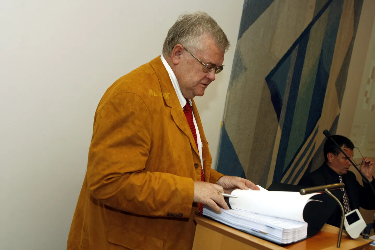 Linnapea Edgar Savisaar volikogu kõnepuldis.