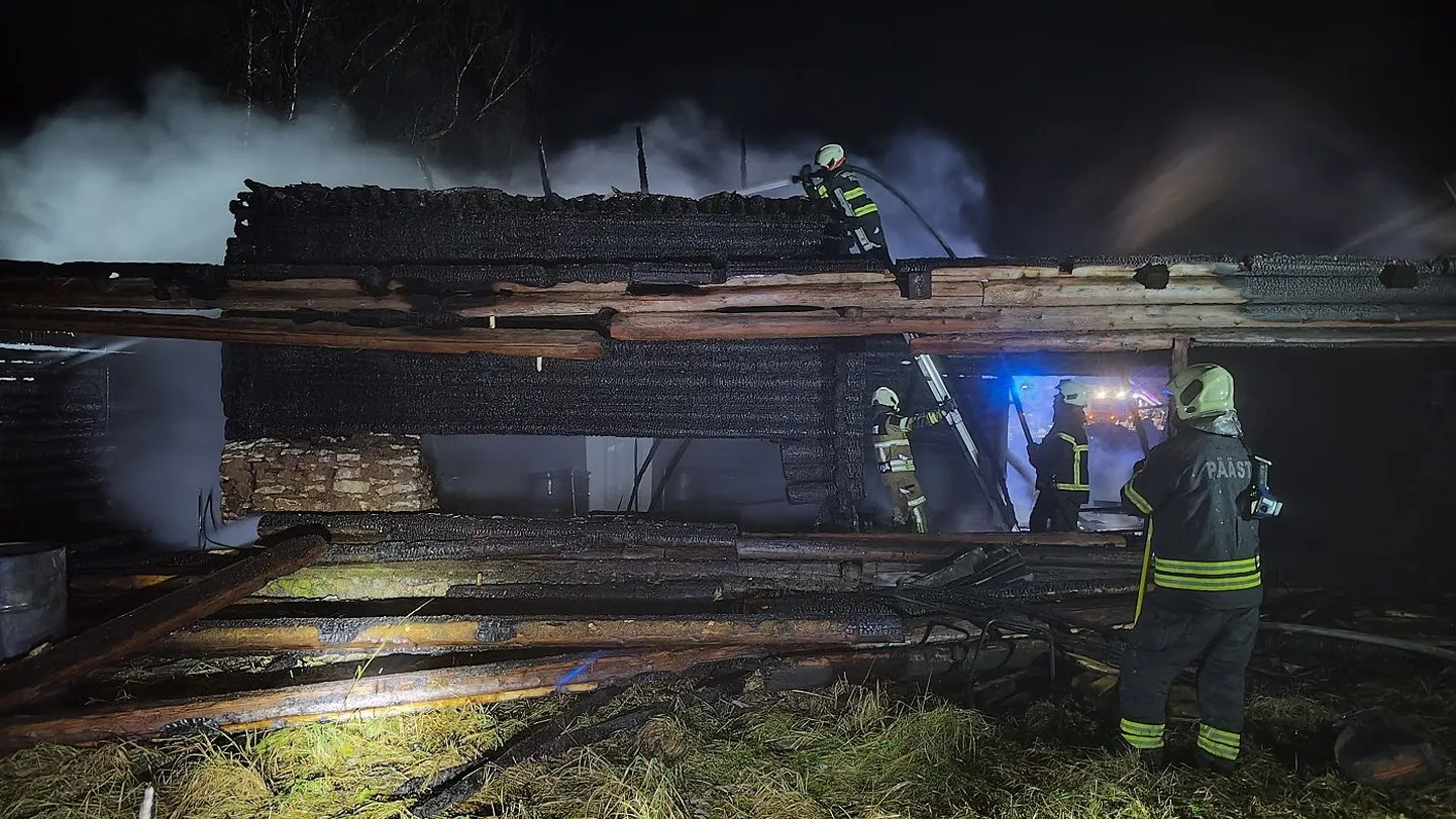 Päästjatel ei õnnestunud laudahoonet päästa, küll aga suudeti tule eest kaitsta kõrval asuvat elumaja.