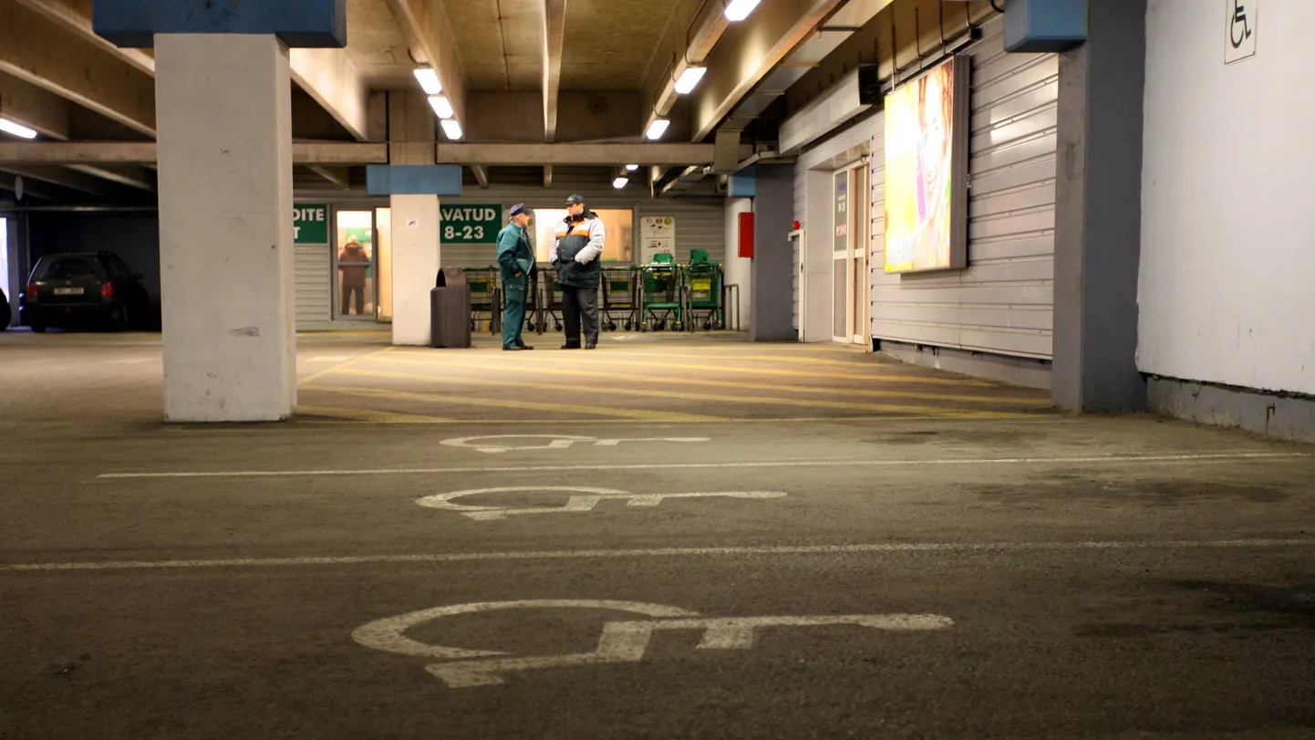 Kristiine keskuse parklas toimetavad kampaania ajal parkimiskonsultandid.