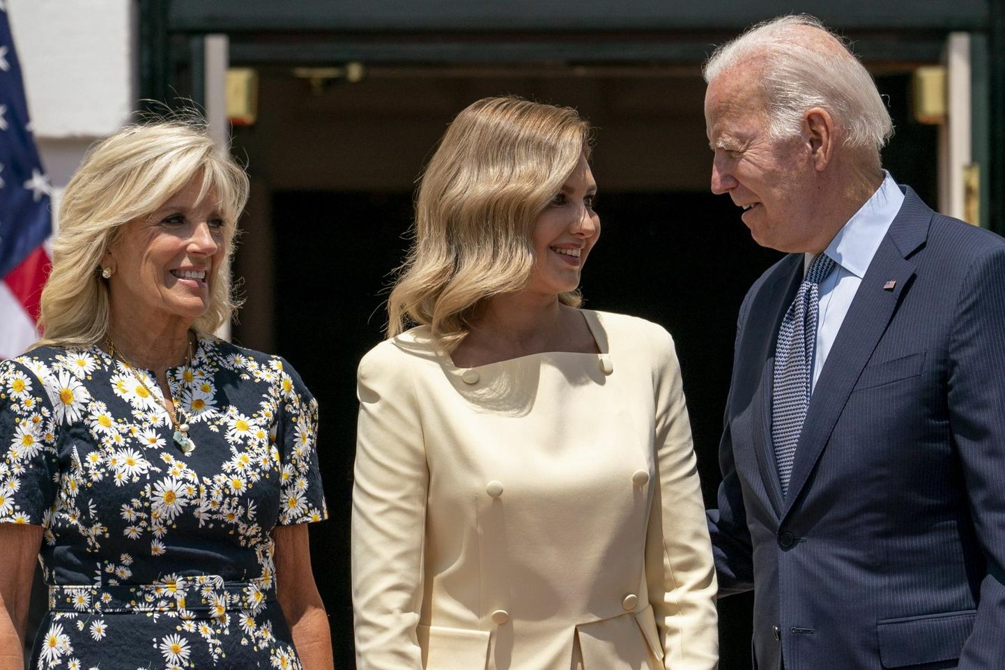 Ukraina esileedi Olena Zelenska (keskel) koos USA presidendi Joe Bideni ja tema abikaasa Jill Bideniga 2022. aasta suvel Valges Majas. Nüüd lükkas Zelenska USA esipaari küllakutse tagasi.