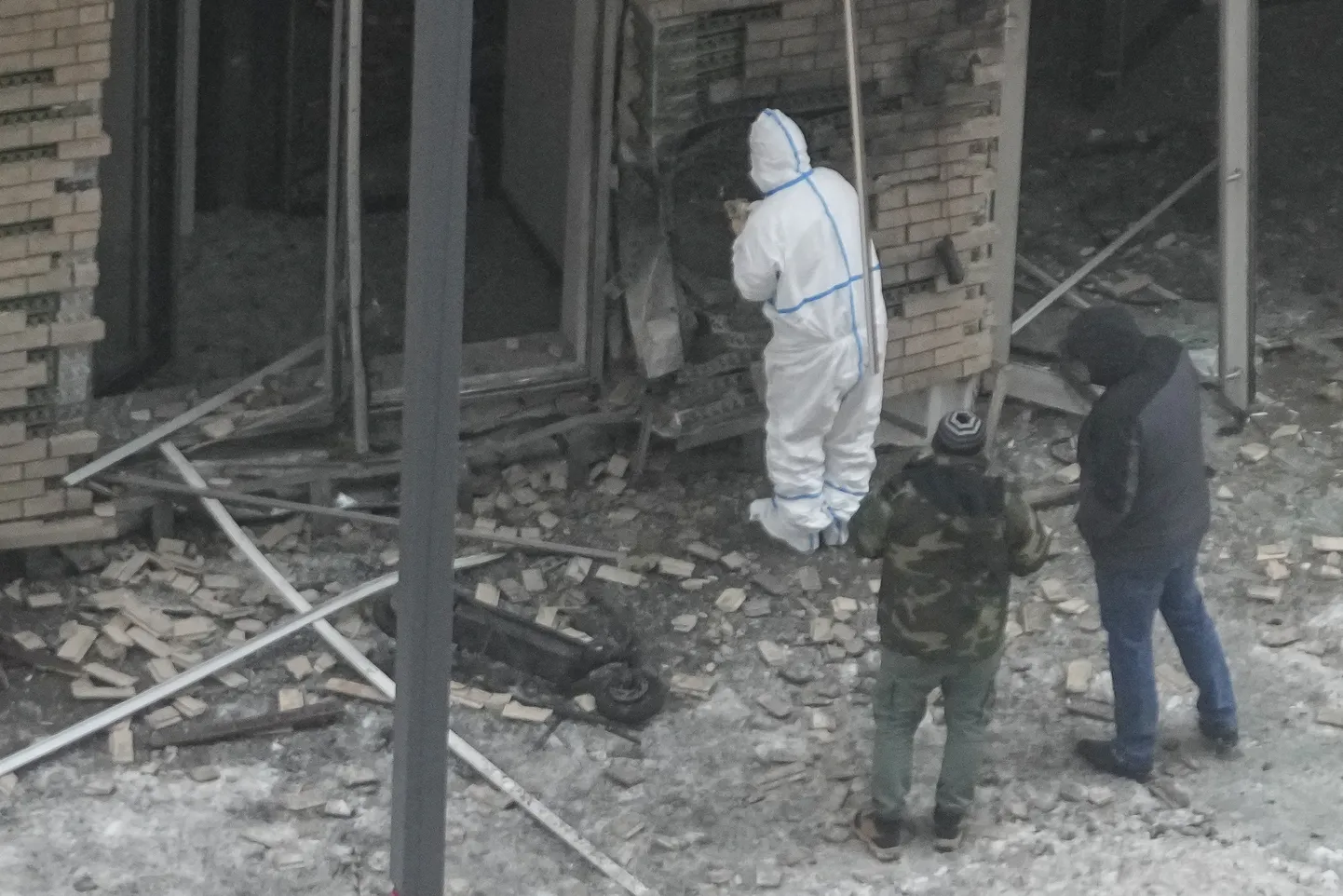 В Москве при взрыве бомбы, заложенной в арендный самокат, погиб начальник Войск радиационной, химической и биологической защиты российской армии генерал-лейтенант Игорь Кириллов.