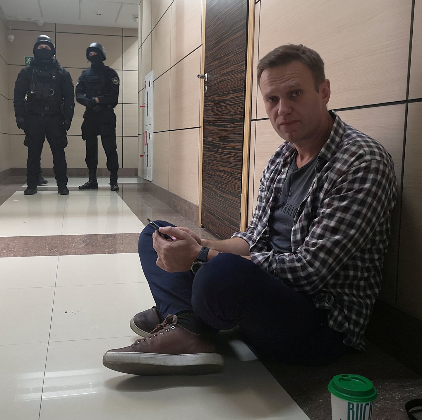 Vene opositsioonipoliitik Aleksei Navalnõi korruptsioonivastase büroo läbiotsimise ajal 26. detsember 2019. 
Aleksandr Golovatši jagatud foto.