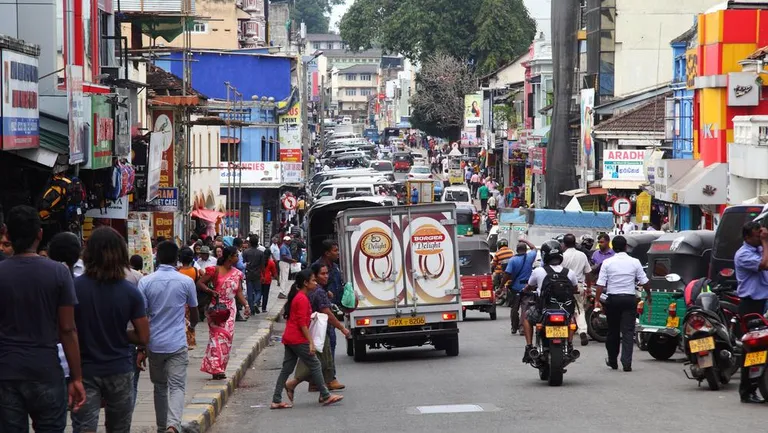 Sri Lanka tänavatel liiguvad kõik läbisegi, olgu nad jalgsi või mõne sõidukiga.