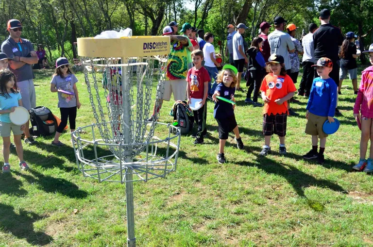 Idee nr 2. Kettagolf igasse Tartu linnaossa. Tartu ainus kettagolfipark kipub hooajal ülerahvastatud olema. Idee esitajad loodavad Ropkamõisa kettagolfipargi rajamisega mängijaid hajutada. Peale selle tahavad idee autorid püstitada igasse linnaossa harjutuskorvid.