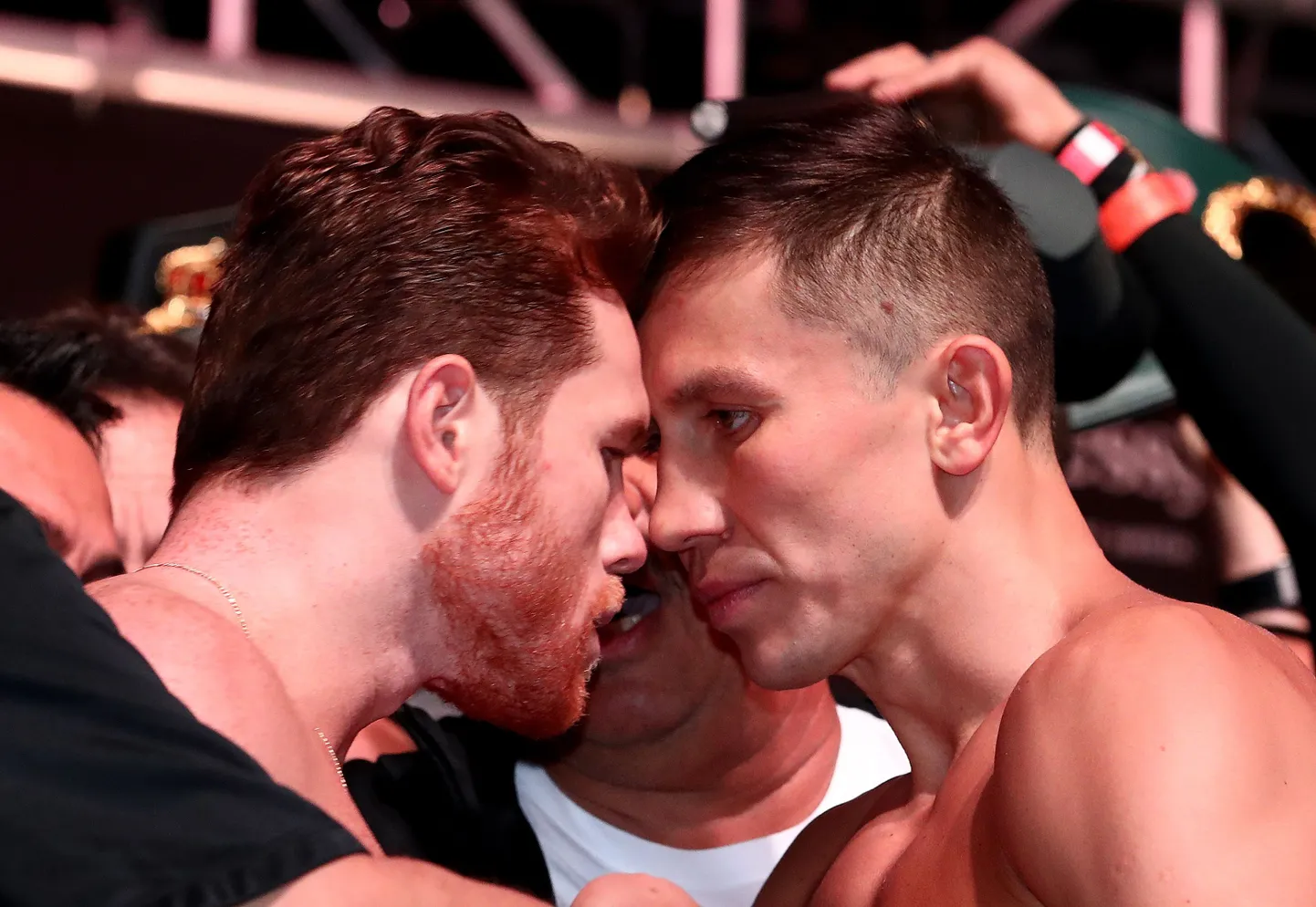Canelo Alvarezi (vasakul) ja Gennadi Golovkini kaalumine läks tuliseks.