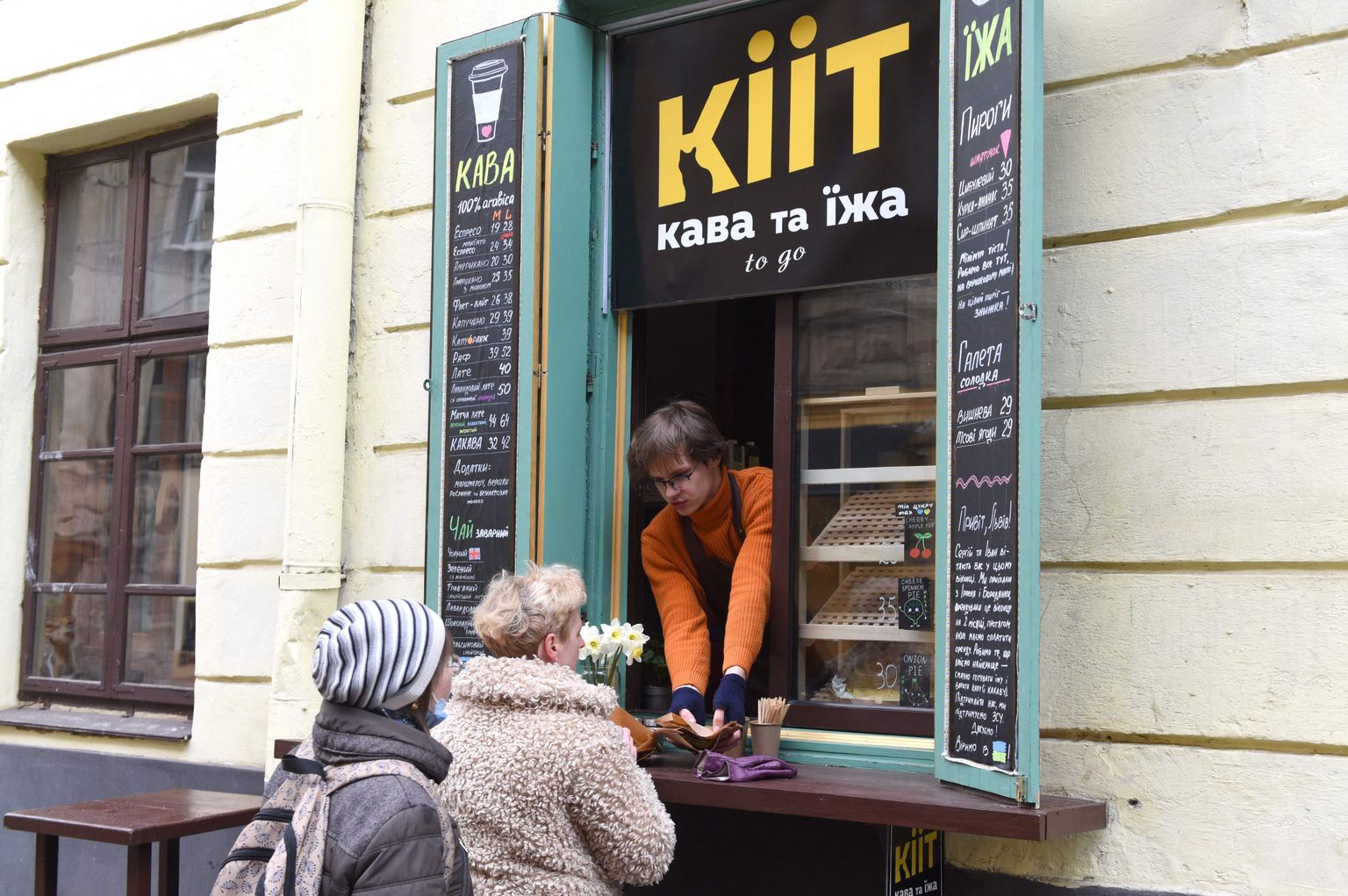 Enne sõda Borodjankas elanud ja Butšas kohvikus töötanud tudeng Ivan Dentšenko teenindab Lvivis äsja avatud söögikoha aknast kliente.
