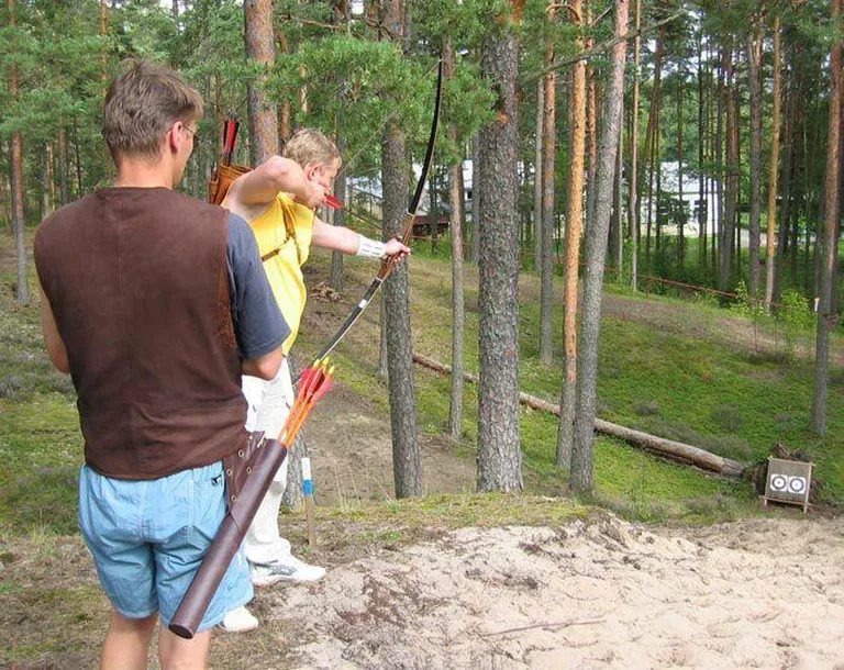 Jõulumäel on viis 28märgilist rada. Maastikuvibu laskmisel tuleb märklehte tabada ka allamäge lastes.