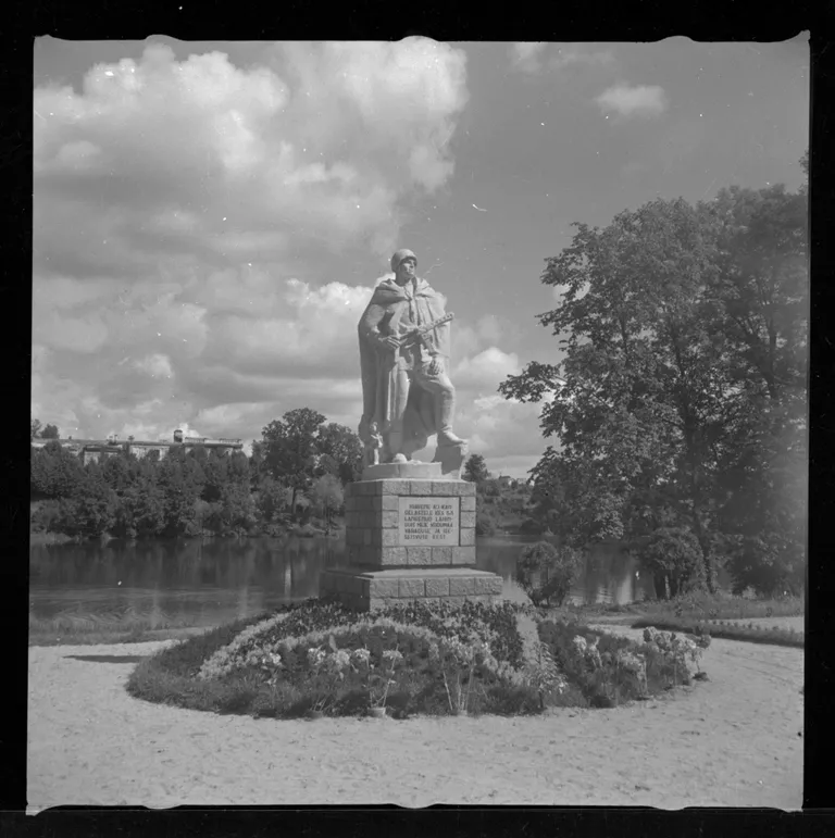 Monument Raadi pargis, pildistatud enne 1949. aastat.