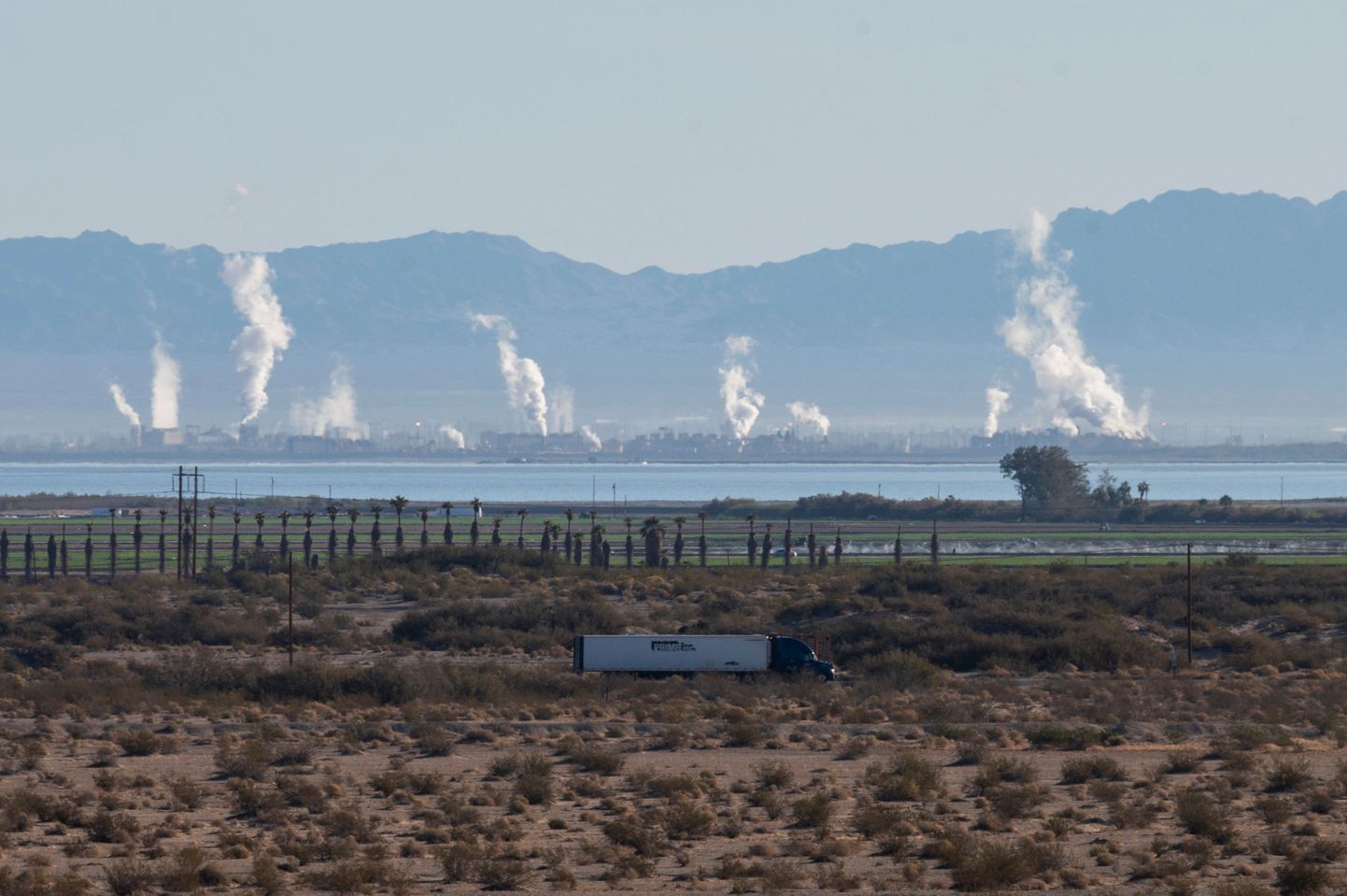 Пар поднимается над геотермальной электростанцией в Калифорнии, 15 декабря 2021 года.