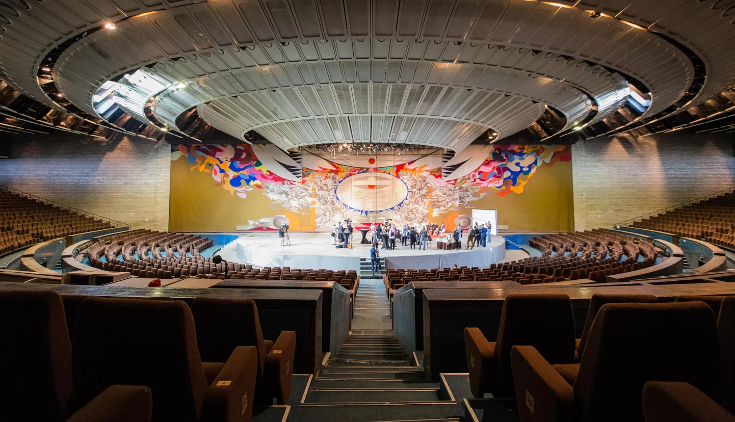 Tallinna linnahalli saal ja gobelään.