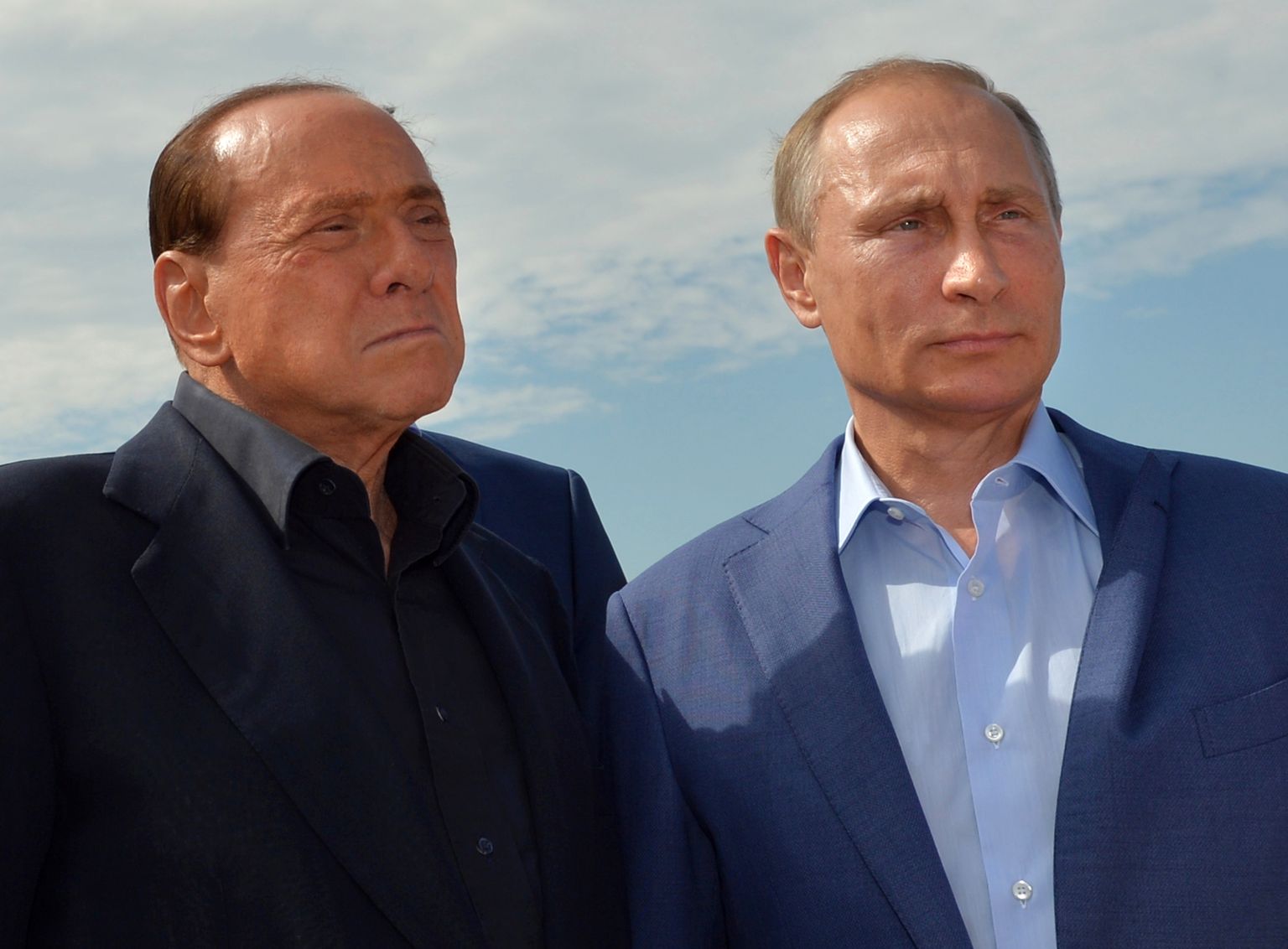Venemaa president Vladimir Putin (paremal) ja Itaalia ekspeaminister Silvio Berlusconi Krimmi poolsaarel Sevastopoli lähistel 11. september 2015.