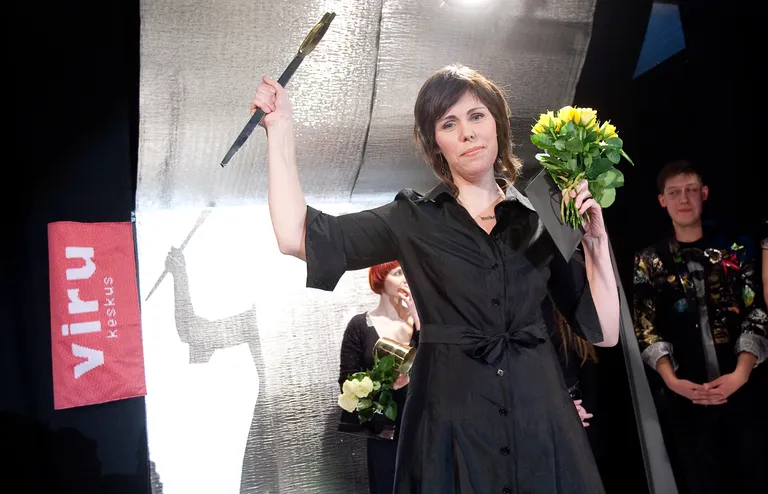 Eve Hanson 2010. aastal Kuldnõelaga.