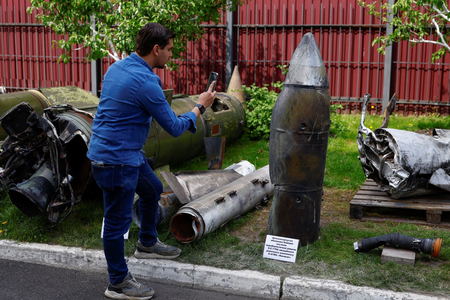 Сбитая ракета "Кинжал" в Киеве