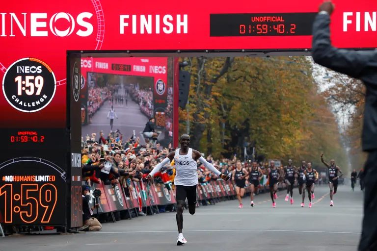 Eliud Kipchoge alistas Viinis maagilise kahe tunni piiri.