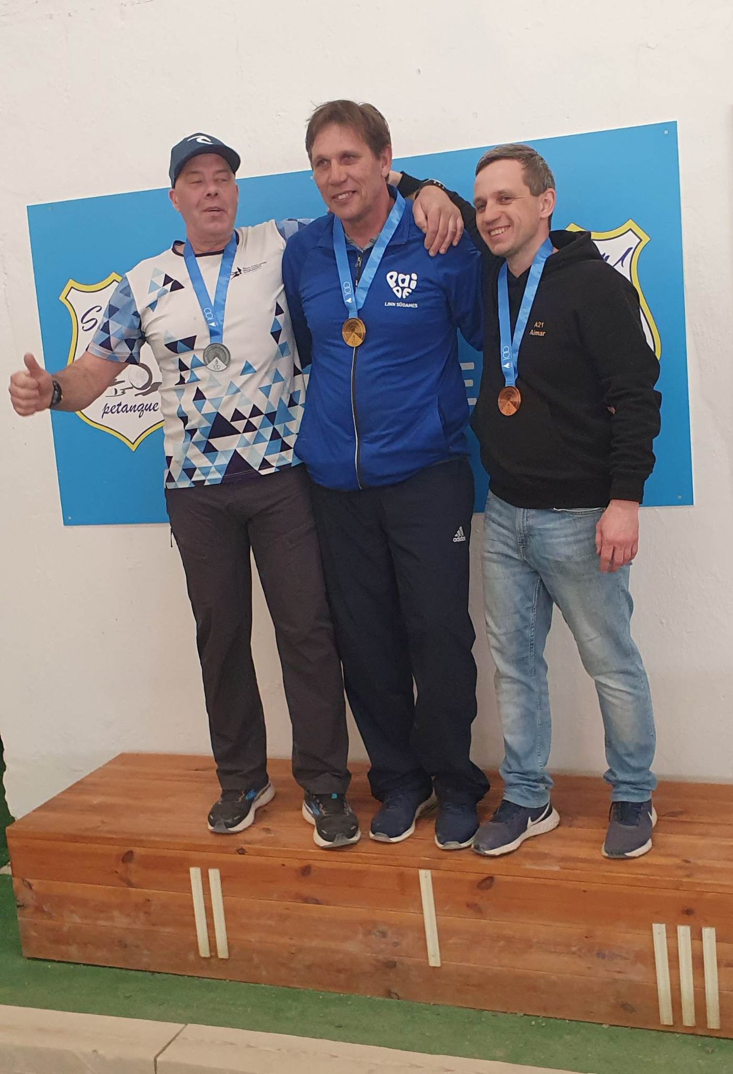 31-aastase pausi järel võitis Eesti meistritiitli petanki tulistamise harjutuses Enn Lehtpuu (keskel). Teiseks tuli Jaan Joonas (vasakul) ja kolmandaks Aimar Poom (paremal).