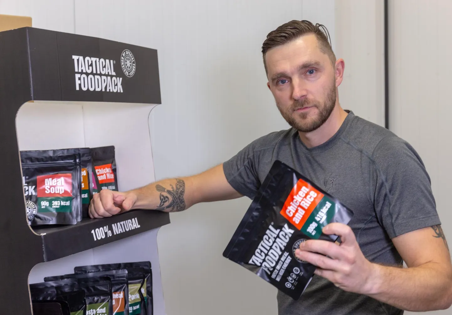 Tactical Foodpacki nime kandvaid toidupakke valmistava osaühingu Tactical Solution tegevjuht Sverre Puustusmaa tõdes, et samal ajal kui väga suur osa ettevõtetest pidi koroonapandeemiast tingitud eriolukorra ja kriisi tõttu töötegemist pidurdama, kasvas nõudlus Tactical Solutioni toodete järele hüppeliselt.