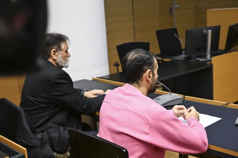 Soome endist peaministrit Sanna Marinit jälitanud 36-aastane mees (roosas), kelle isikut ei avalikustatud. Helsingi ringkonnakohus määras talle Marini suhtes pikendatud lähenemiskeelu kuni 2026. aasta jaanuarini.