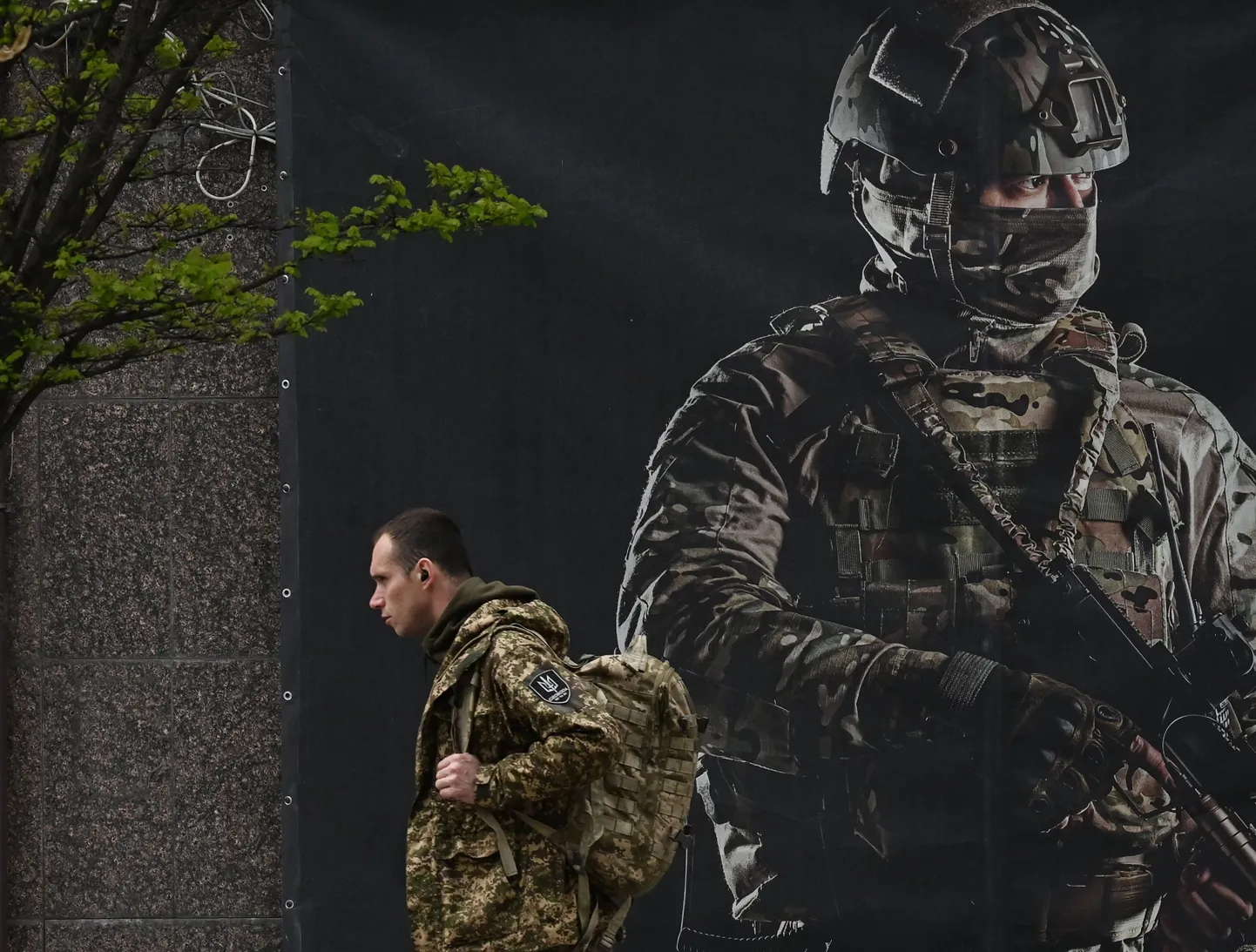 Ukraina relvajõudude värbamisplakat Kiievis.