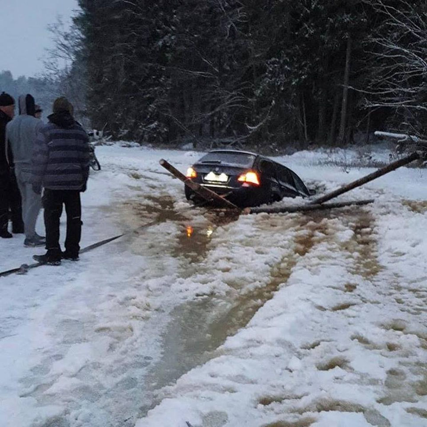 BMW провалился под лед.