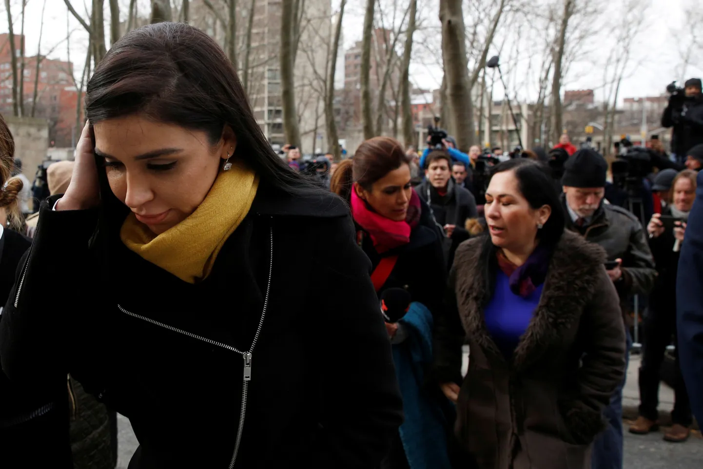 Joaquin "El Chapo" Guzmani naine Emma Coronel toetab oma meest kohtuprotsessil.