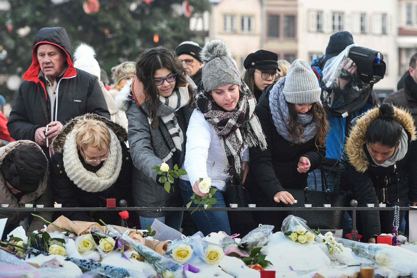 Inimesed asetamas terrorirünnaku ohvrite mäletuseks lilli ja küünlaid Kleberi väljakule Strasbourgis.