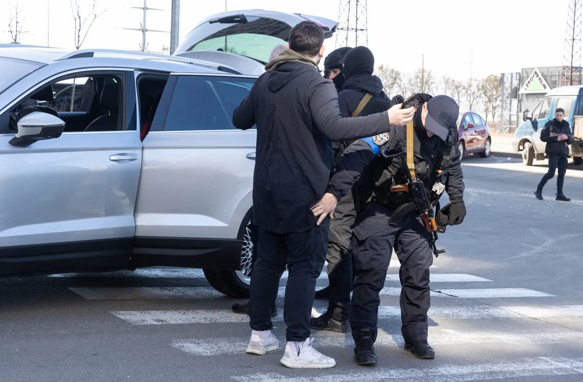 Politsei otsib põhjalikult läbi kinni peetud auto juhti ja kaassõitjat.
