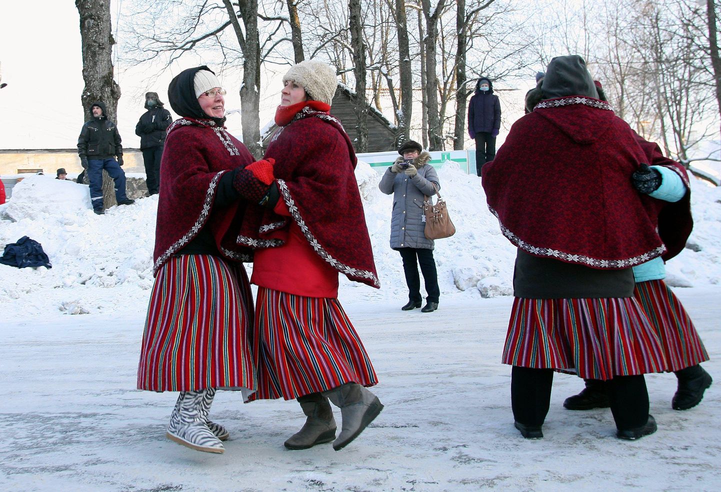Pildil talvine tantsupidu Viljandis.