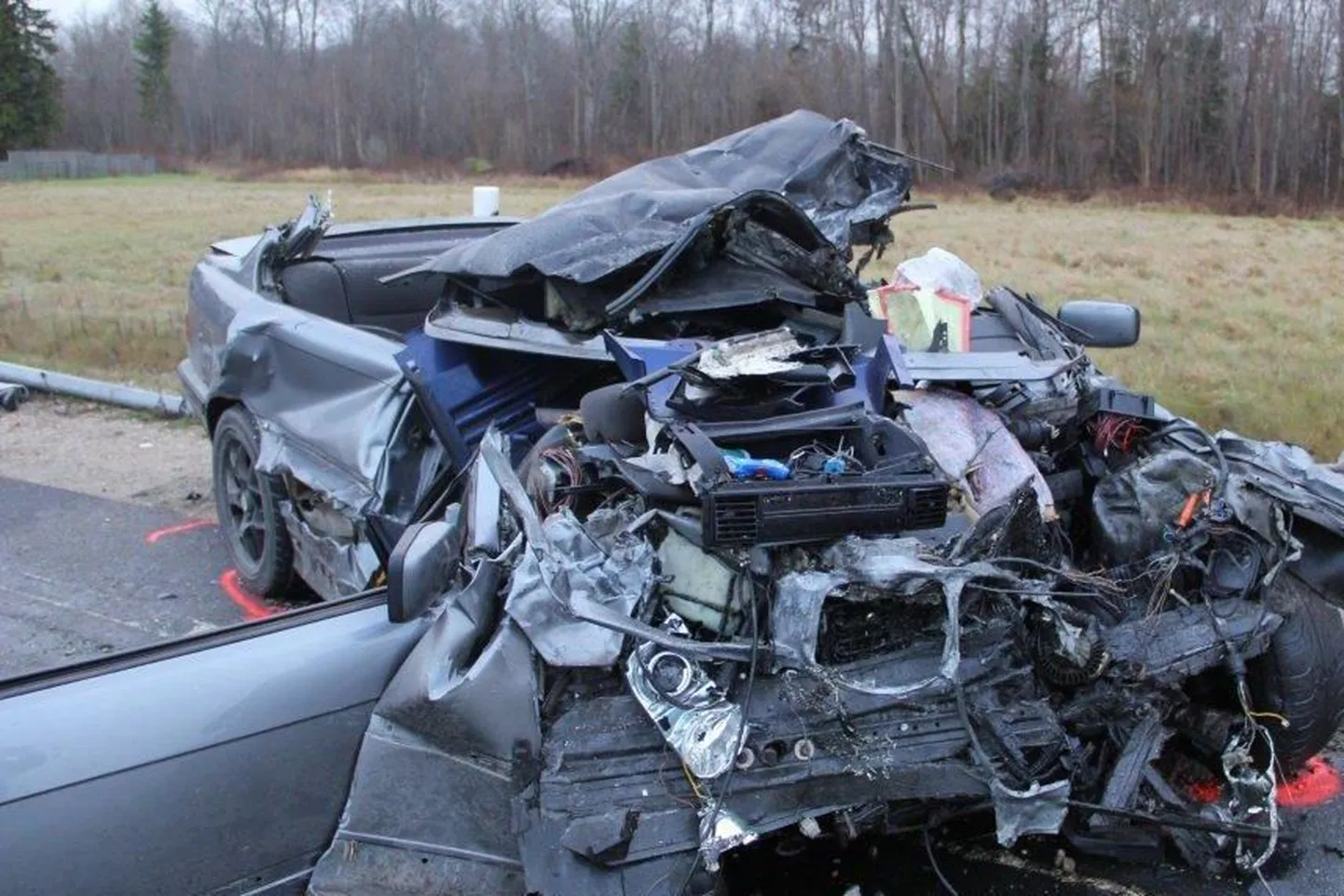 Liiklusõnnetusse sattunud sõiduauto BMW pärast avariid