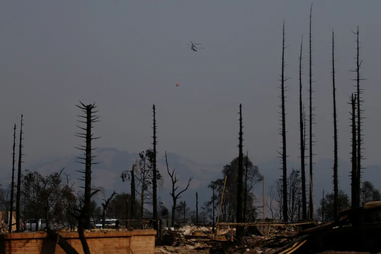 Tuletõrjekopter Santa Rosa kohal. /STEPHEN LAM/REUTERS/SCANPIX.