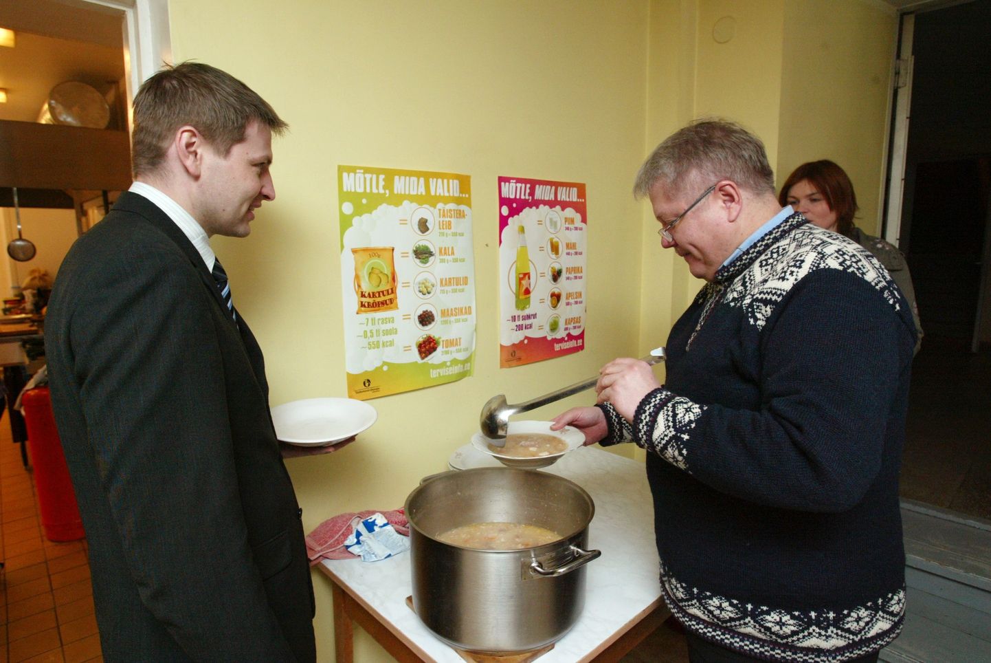 Hanno Pevkuri sõnul pole ülekaalulisus ja rasvumine Eestis veel suur probleem. Pildil Pevkur ja Rein Lang Vodja koolis keha kinnitamas.