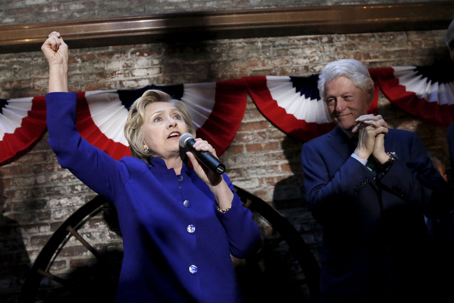 Erinevalt 2008. aasta presidendivalimiste kampaaniast, kui Hillary Clinton esmakordselt USA riigipeaks pürgis, on Bill Clinton suutnud nüüd oma uudsesse rolli edukamalt sisse elada.
