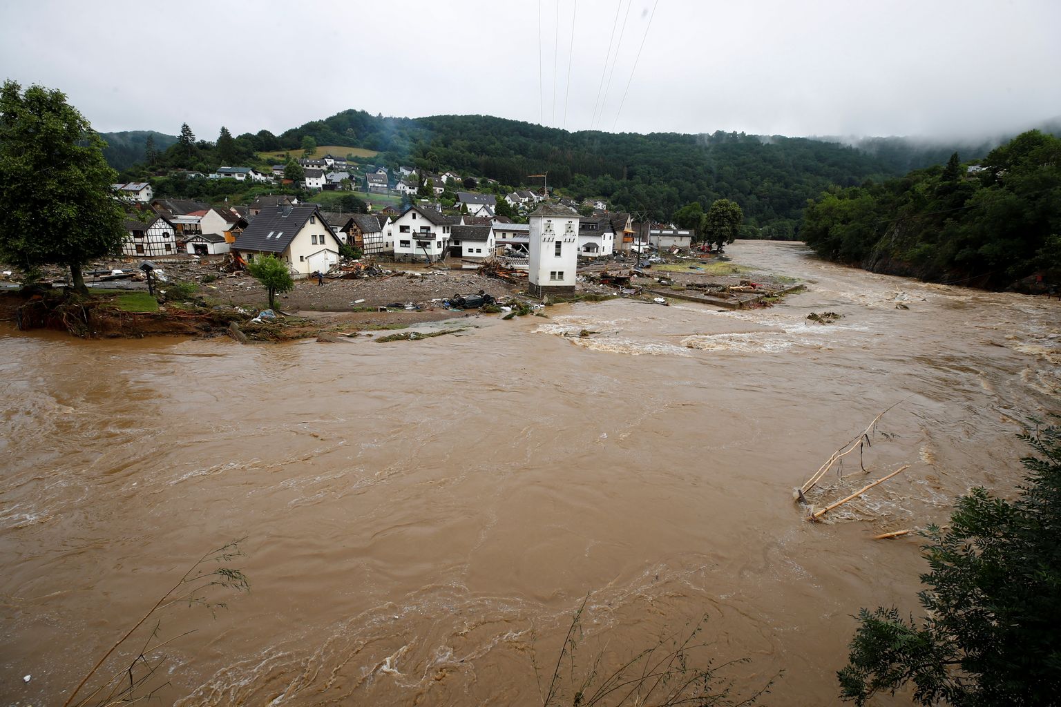 Paduvihma tõttu üle kallaste tõusnud Ahri jõgi. Saksmaal on tulvas hukkunud üle 100 inimese, nende seas ka 12 hooldekodus elanud vaimse puudega inimest