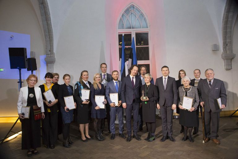 Pildil on kõik aumärgi saajad, aasta kodanik Kristi Liiva ning ministrid Hanno Pevkur ja Indrek Saar. Foto: