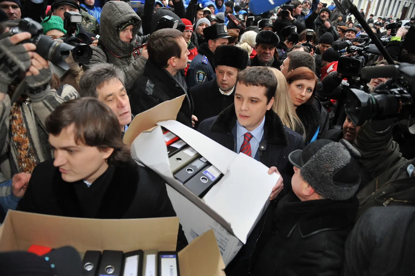 Julia Tõmošenko poolehoidjad tassivad kohtusse kaste tõendusmaterjalidega.