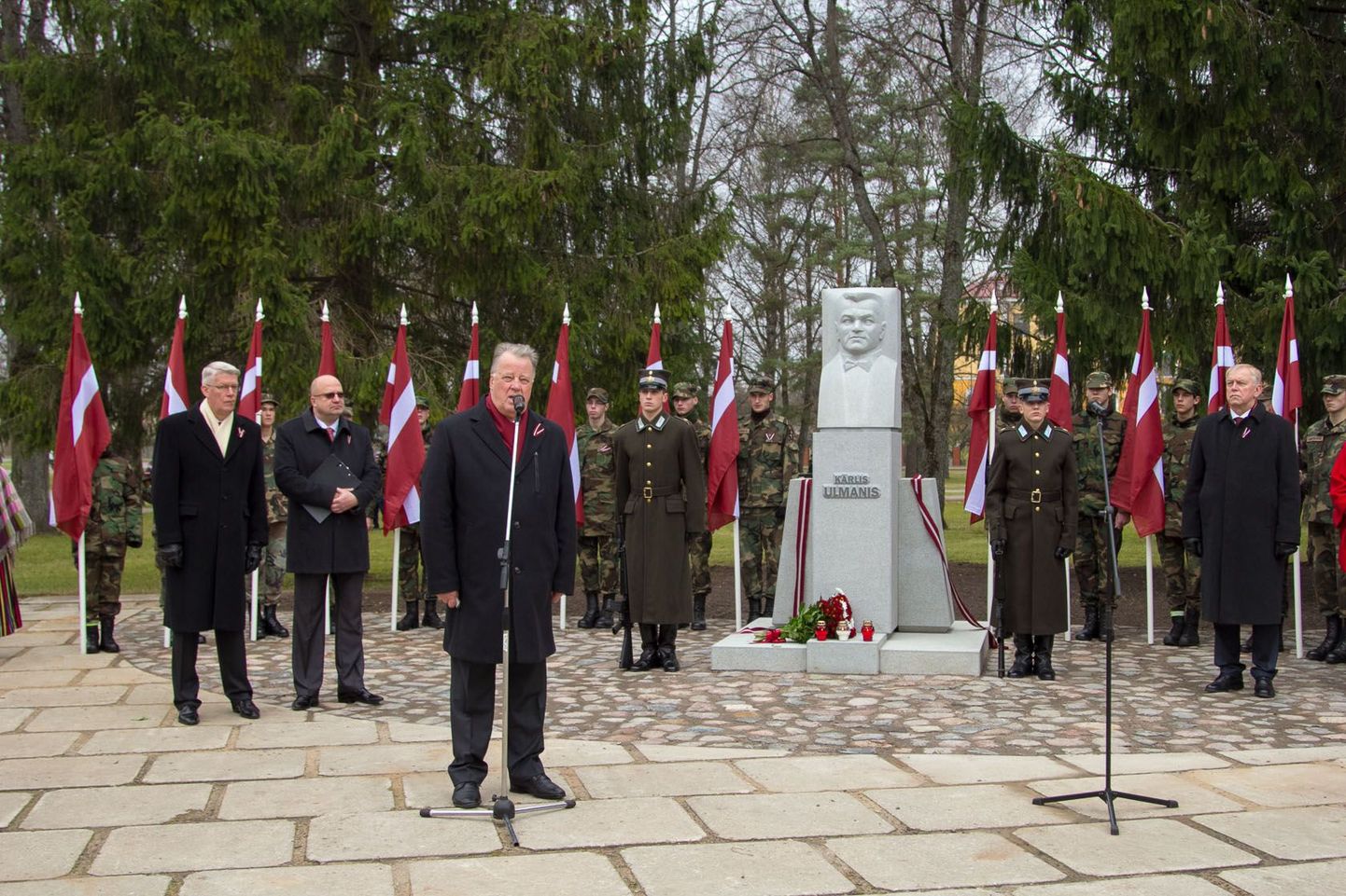 Mõne aasta eest avati Lugaži väljakul mälestusmärk Läti kunagisele riigijuhile Kārlis Ulmanisele. Tänasest hakkab samal väljakul ööpäevaringselt lehvima Läti lipp.