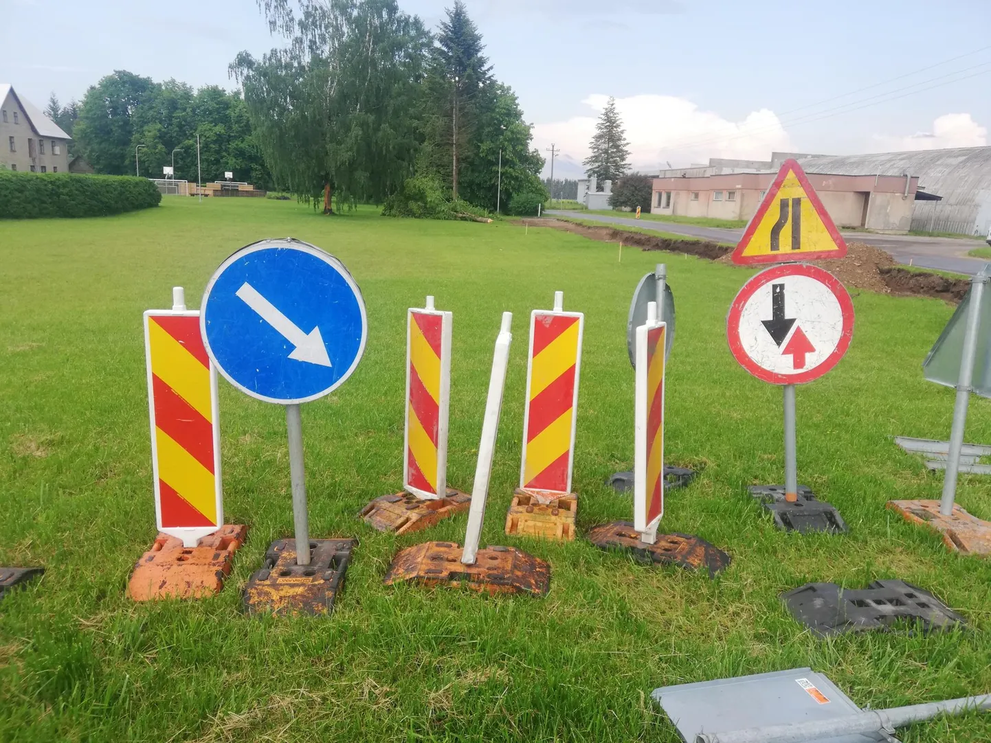 Üks teepooltest läheb liikluseks kinni.