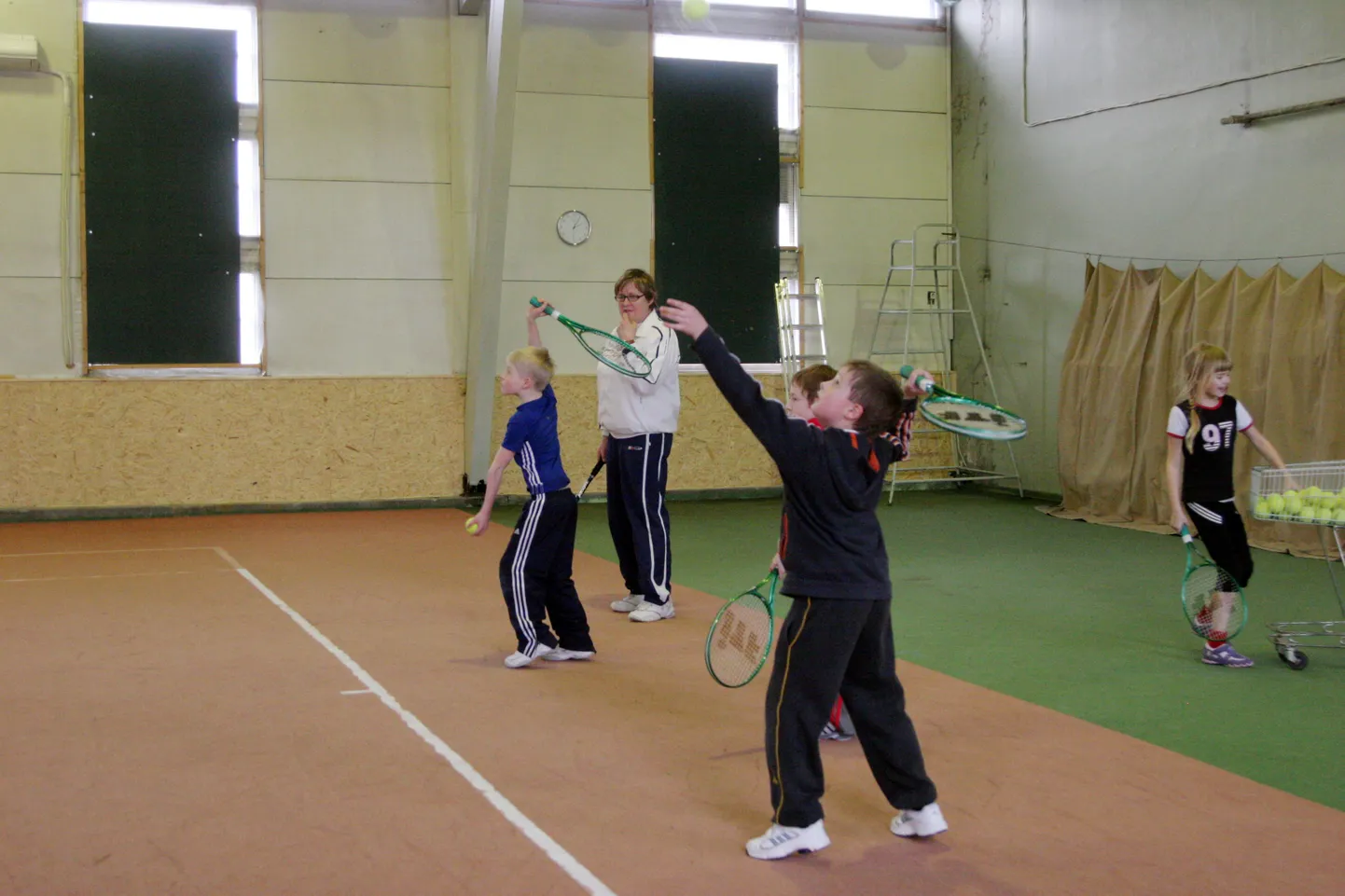 Maret Ani tennistreenerist ema Mari Ani õpetab lapsi vans kitsukeses hallis.