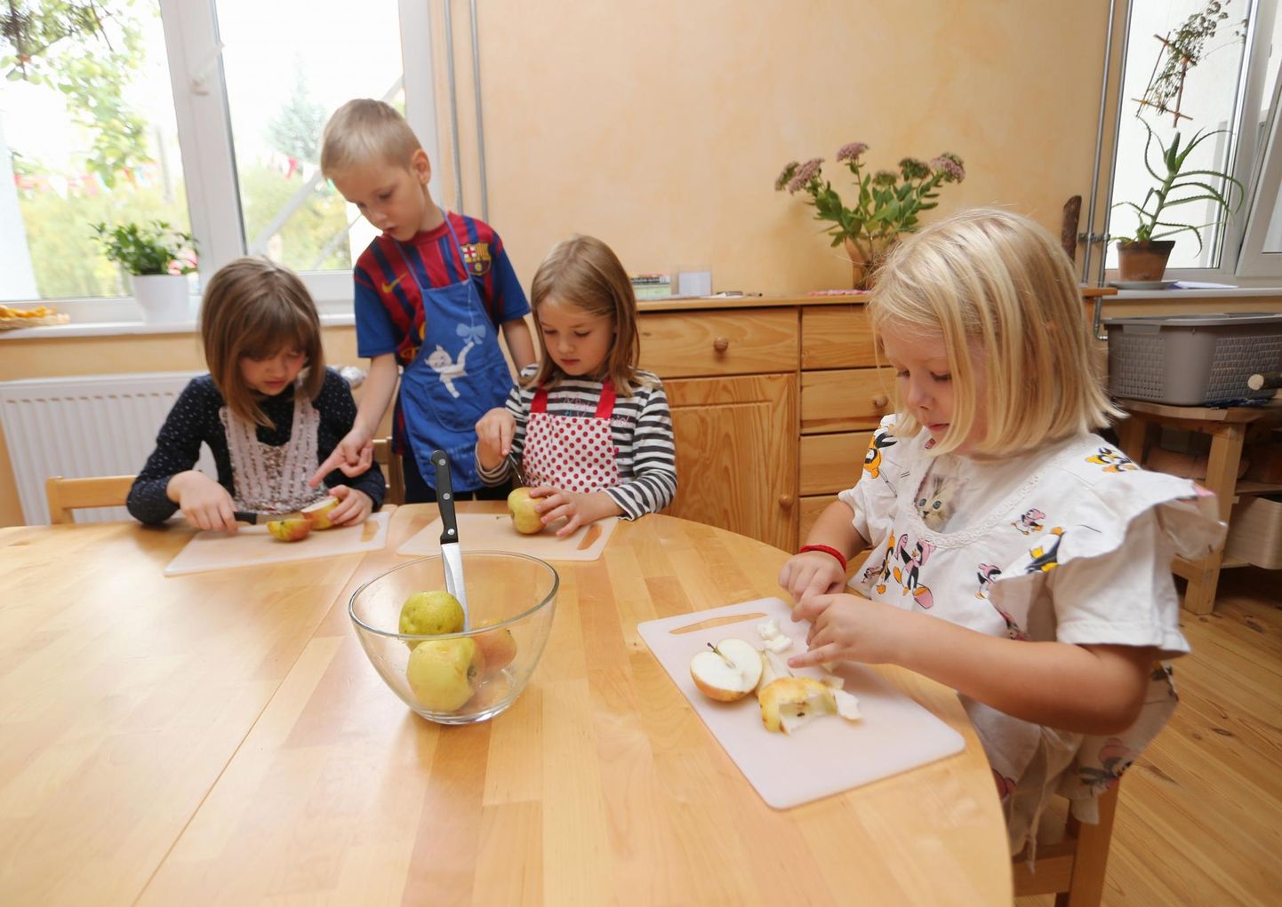 Möödunud reede hommikul sätiti Peetri kooli lasteaia ühe rühma kasvandikele põlled ette, et küpsetada kaneeline õunakook. Pildil vasakult: Ineta Sepp, Ruudi Eidermann, Emma Tiisler ja Teresa Selliov.