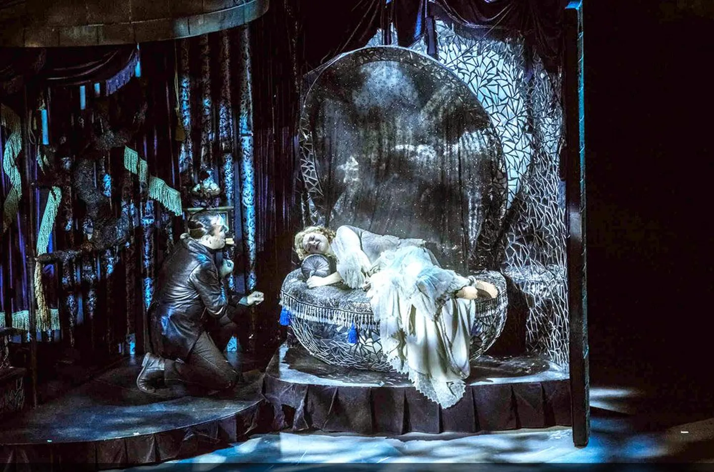 Peidus maailma eest – Christine Daaé (Hanna-Liina Võsa) Ooperifantoomi (Stephen Hansen) lummuses.