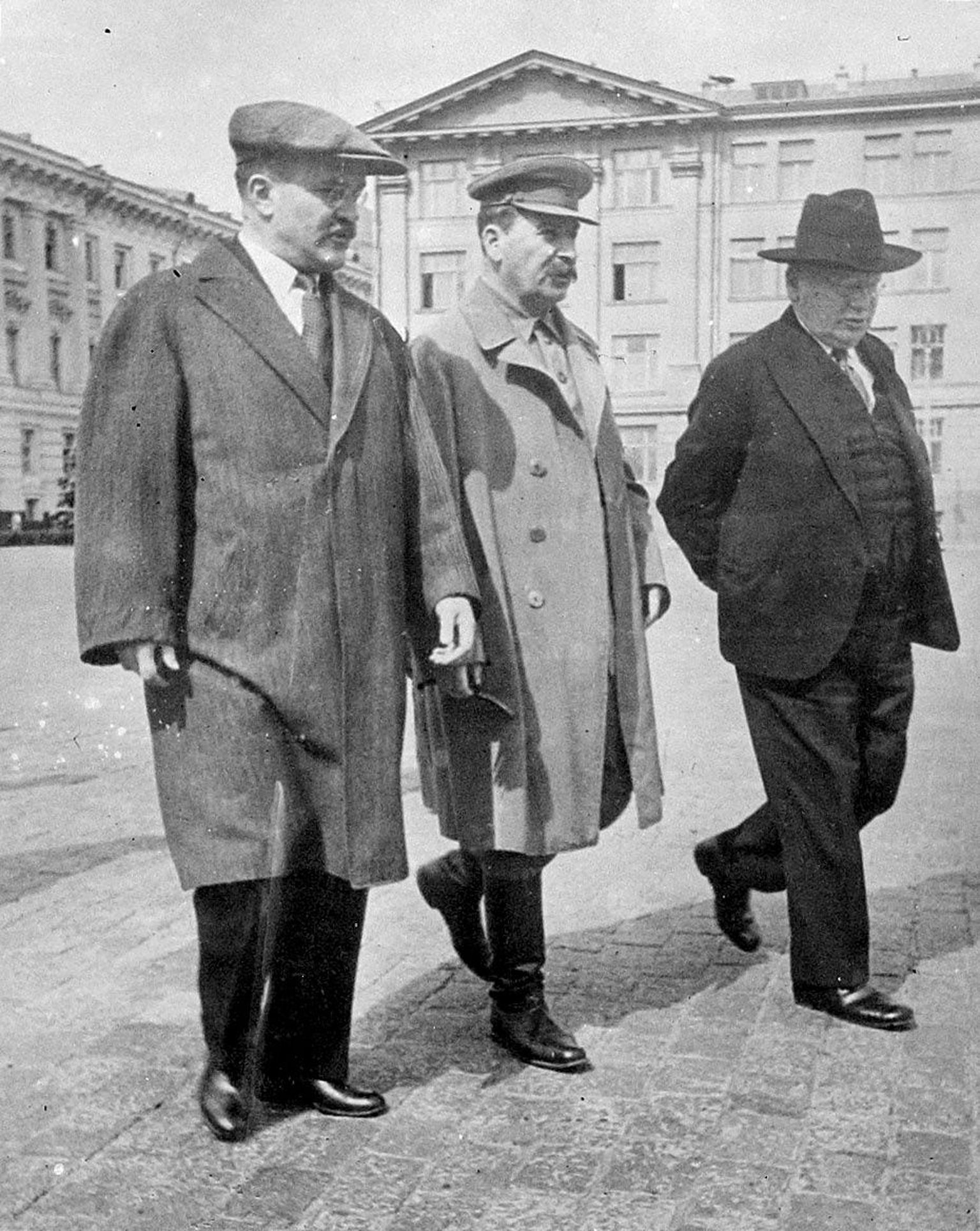 Jossif Stalin (keskel) koos välisminister Vjatšeslav Molotovi (vasakul) ja NSV Liidu Washingtoni  saadiku M. M. Litvinoviga (paremal)